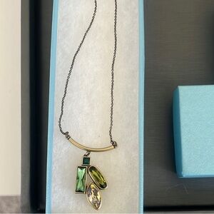 Elegant Green and Gold Pendant Necklace
